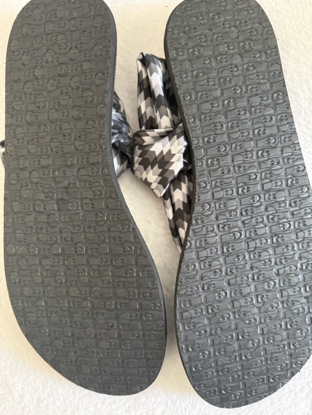 SANUK - Picture 8 of 9